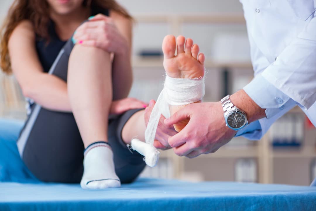 how-to-tell-when-your-ankle-is-broken-and-what-to-do-if-it-is